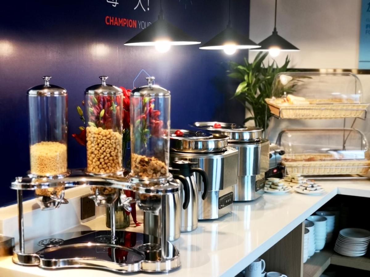 Holiday Inn Express Qingdao City Center By Ihg Екстер'єр фото