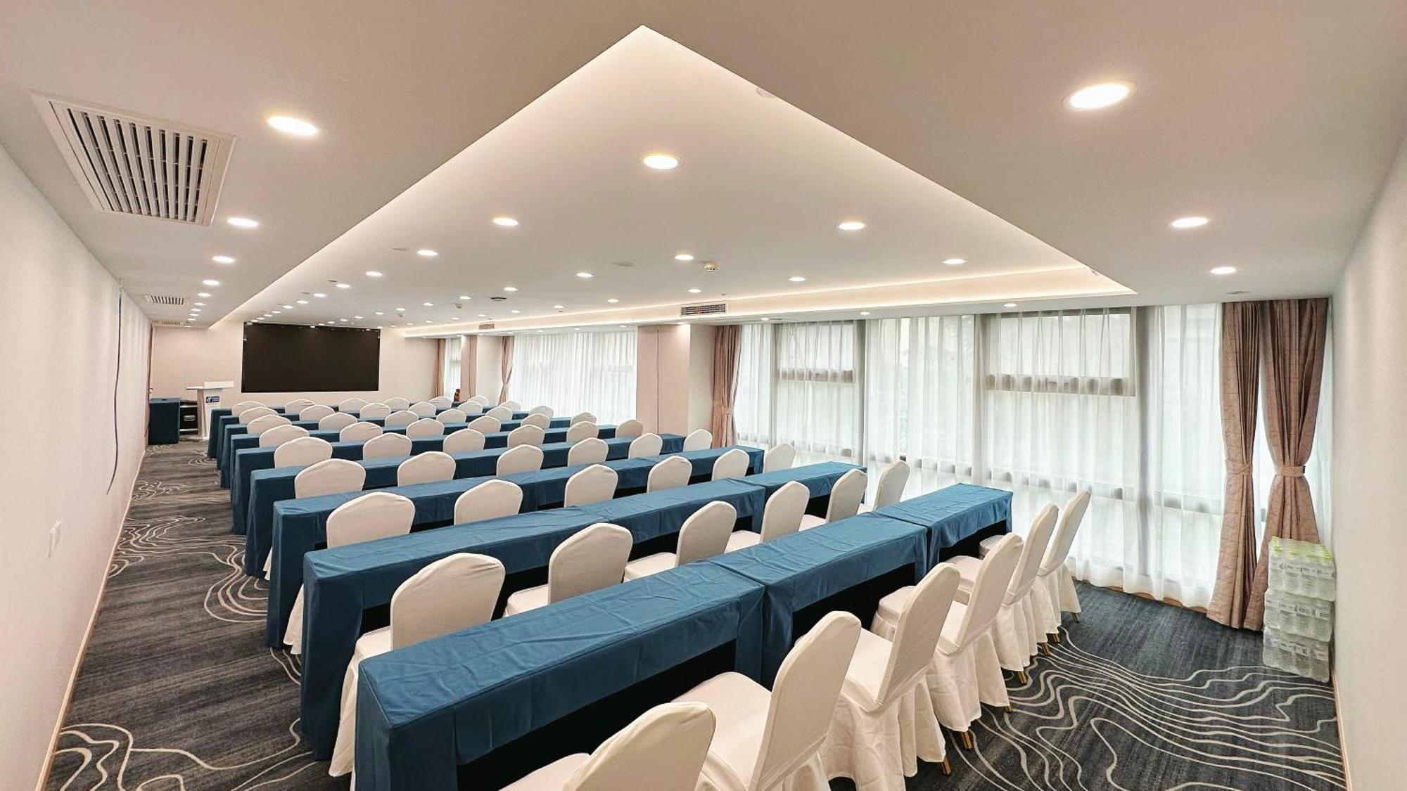 Holiday Inn Express Qingdao City Center By Ihg Екстер'єр фото
