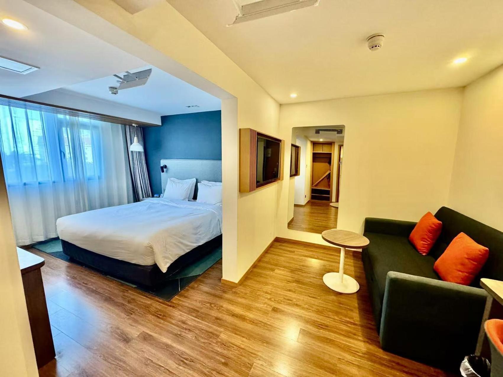 Holiday Inn Express Qingdao City Center By Ihg Екстер'єр фото